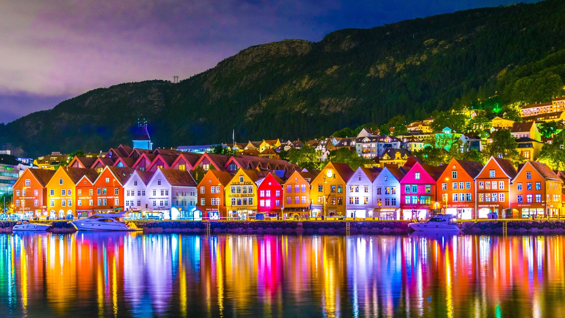 Night view of a historical wooden district Bryggen in the norwegian city Bergen (1920 x 1080)